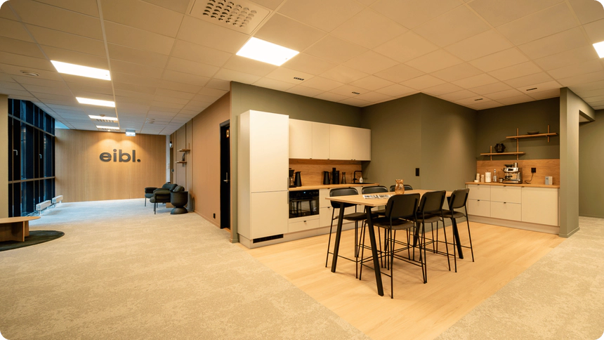 Fasade og sosialsone i Eibl sine nye lokaler